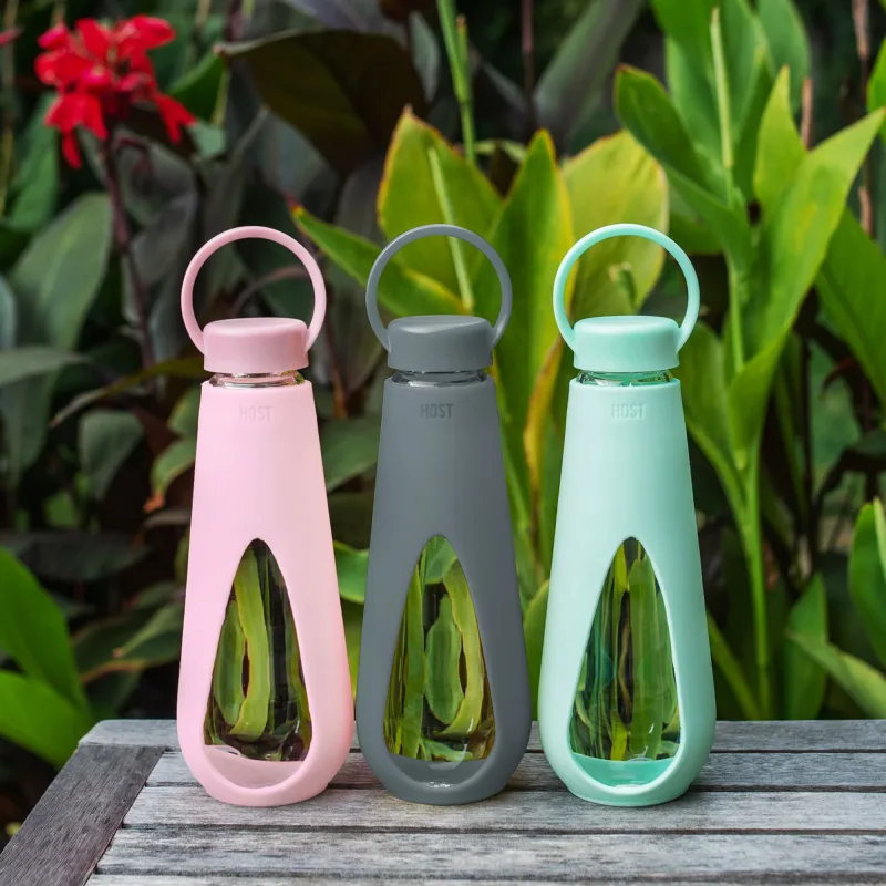Garrafa de água de vidro revestida a silicone em menta